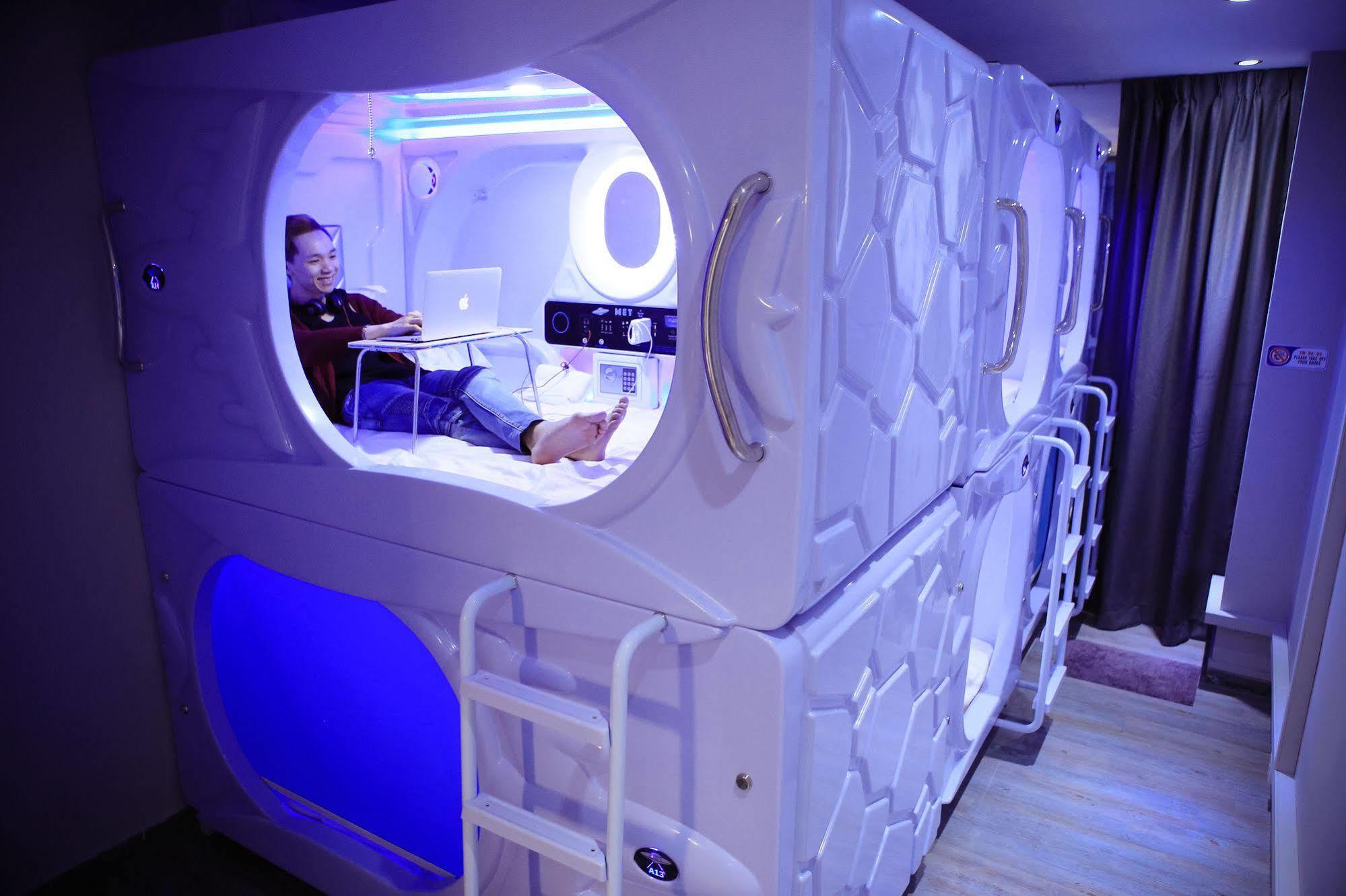 Met A Space Pod @ Boat Quay Сингапур Екстериор снимка