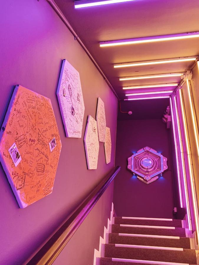 Met A Space Pod @ Boat Quay Сингапур Екстериор снимка