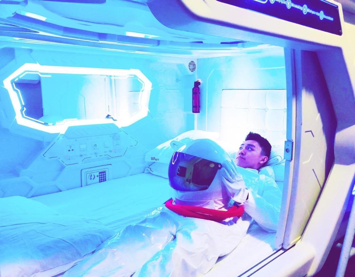 Met A Space Pod @ Boat Quay Сингапур Екстериор снимка