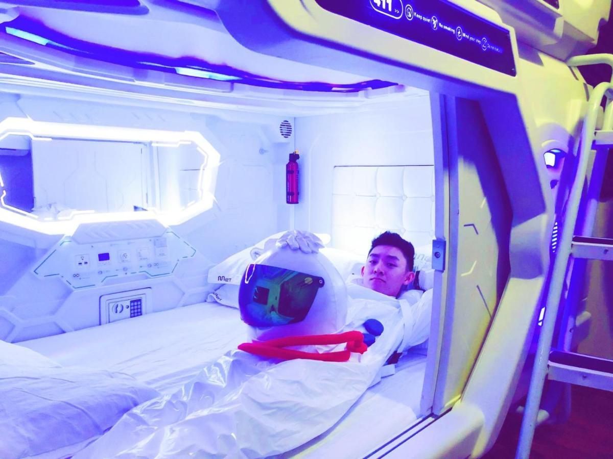 Met A Space Pod @ Boat Quay Сингапур Екстериор снимка